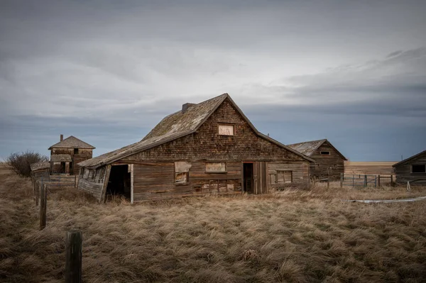 Casale Abbandonato Alberta Rurale Canada Con Cielo Nuvoloso — Foto Stock