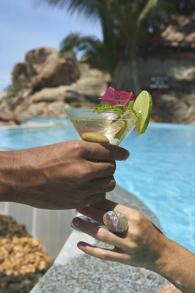 Hand Houden Cocktail Met Citroen Palmbladeren Het Strand — Stockfoto