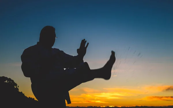 Silhouette Eines Mannes Mit Händen Auf Dem Himmelshintergrund — Stockfoto