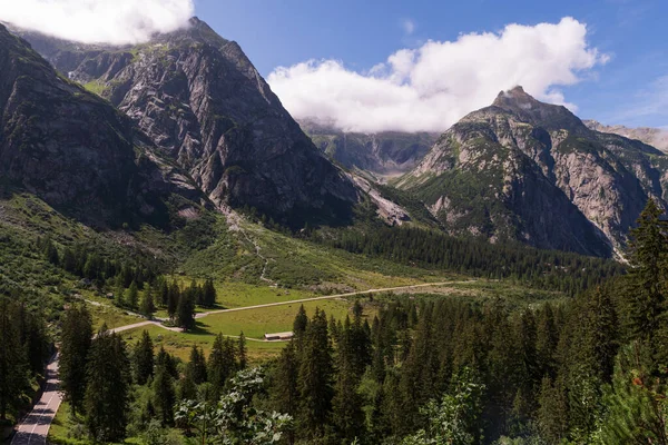 山と緑の木々に囲まれた美しい風景 — ストック写真