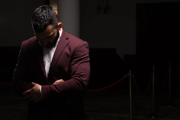 Homem Atraente Fazendo Oração Tradicional Deus Allah Mesquita — Fotografia de Stock