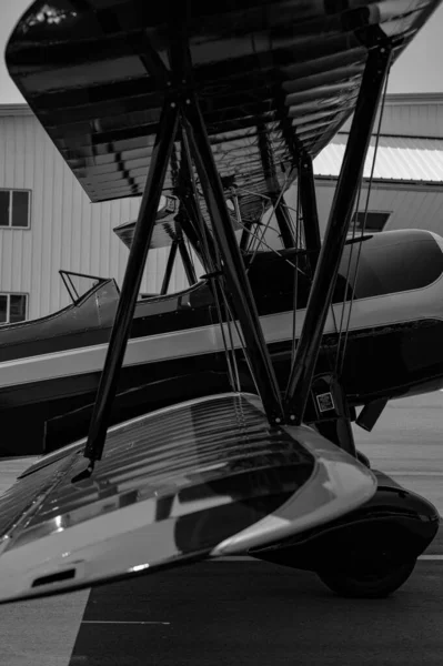 Черно Белое Фото Самолета Заднем Плане Крупным Планом — стоковое фото