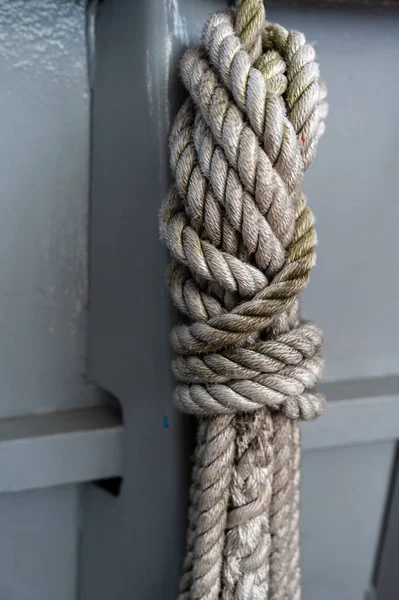 Corda Legata Con Corde Sullo Sfondo Del Mare — Foto Stock