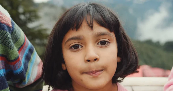 Portret Uroczej Dziewczynki Dzieckiem — Zdjęcie stockowe