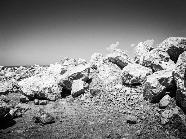 岩石群山的黑白照片 — 图库照片