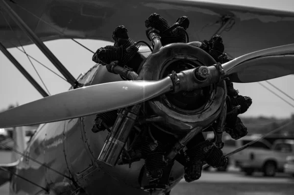 Arka Plandaki Uçağın Siyah Beyaz Fotoğrafı — Stok fotoğraf