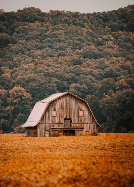 Venkovská Krajina Stodolou Horách — Stock fotografie