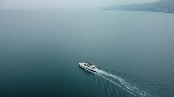 Krásné Záběry Pobřeží Jachty Pohybující Směrem Otevřenému Moři — Stock video