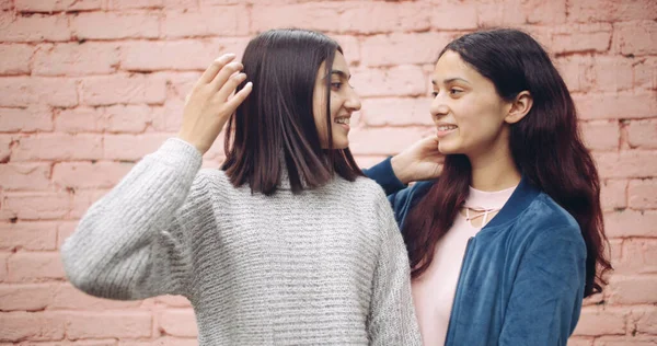Duas Mulheres Jovens Apaixonadas Conversando Divertindo Olhando Umas Para Outras — Fotografia de Stock