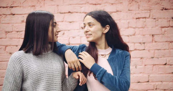 Duas Jovens Mulheres Olhando Uma Para Outra — Fotografia de Stock