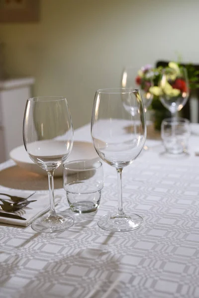 Tischdekoration Mit Weißweingläsern Und Roter Tischdecke — Stockfoto