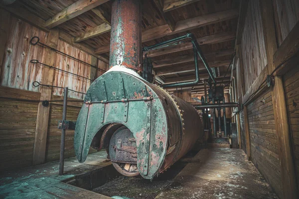 Alter Rostiger Metallwagen Der Garage — Stockfoto