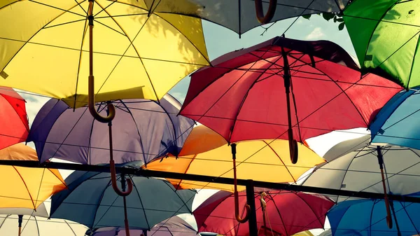 Bunte Regenschirme Auf Der Straße — Stockfoto