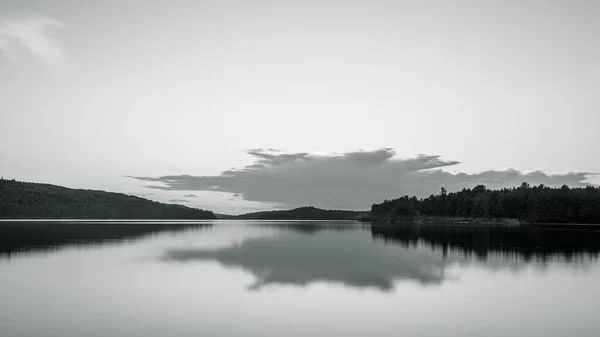 背景に湖がある美しい風景 — ストック写真