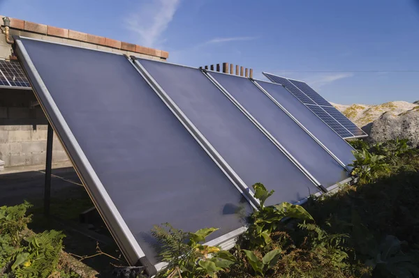 Zonnepanelen Het Dak Van Een Huis — Stockfoto