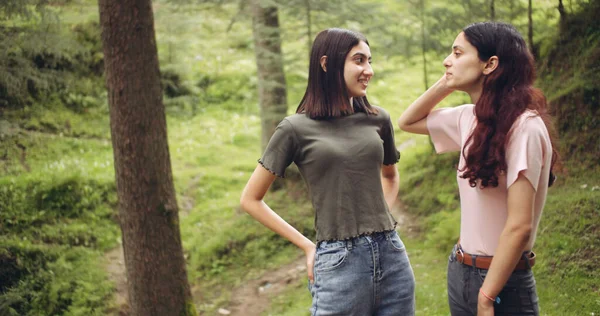 Pareja Joven Parque — Foto de Stock