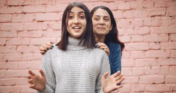 Duas Jovens Mulheres Roupas Casuais Posando Fundo Parede Tijolo — Fotografia de Stock