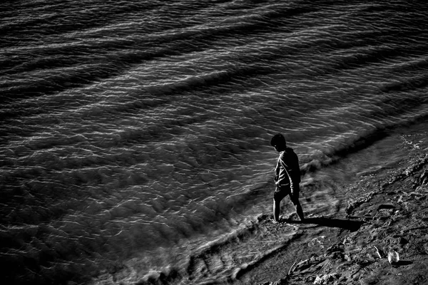 浜辺を歩いている男のシルエット — ストック写真