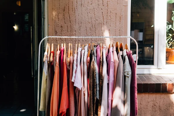 Moda Kıyafetleri Mağazasının Içini Giysi Aksesuarlarla Donatır — Stok fotoğraf
