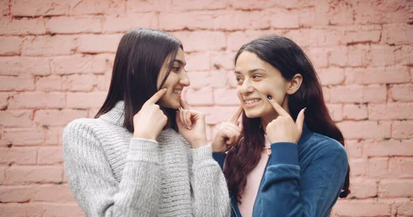 Two Young Women Friends Talking Having Fun — Zdjęcie stockowe