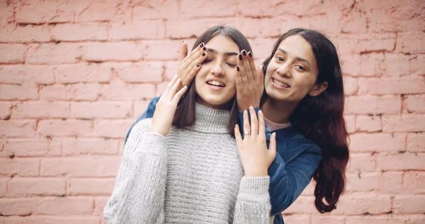 Δύο Νεαρές Γυναίκες Casual Ρούχα Και Γυαλιά Χέρια Στο Φόντο — Φωτογραφία Αρχείου