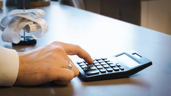 Homem Negócios Fazendo Transação Financeira Escritório Trabalho — Fotografia de Stock