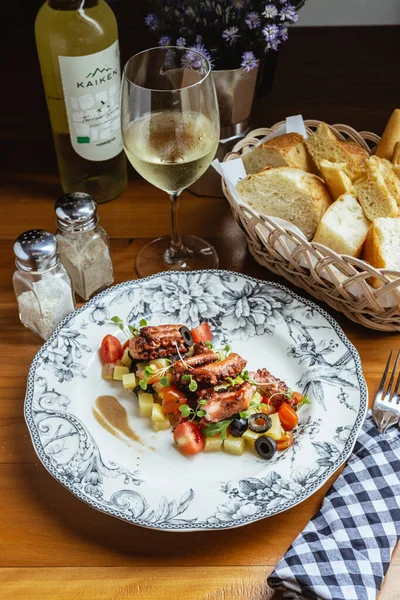 Comida Deliciosa Saludable Concepto Pescado Frito Con Verduras Salsa — Foto de Stock