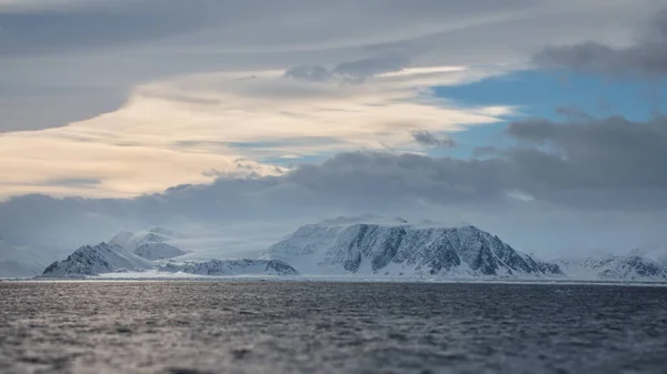 Norveç Kuzeyindeki Dağların Güzel Manzarası — Stok fotoğraf