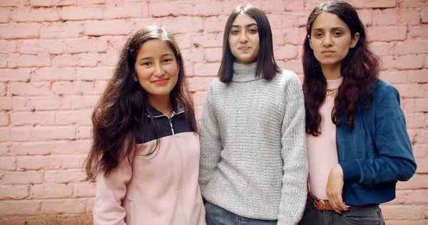 Grupp Olika Unga Kvinnor Framför Väggen — Stockfoto