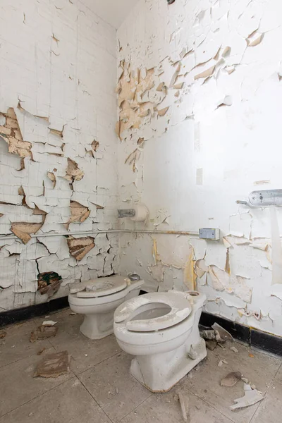 房子里面的旧肮脏的厕所 — 图库照片