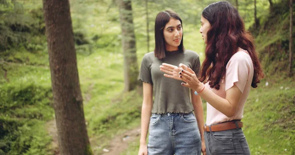 Junge Frau Mit Handy Und Smartphone Park — Stockfoto