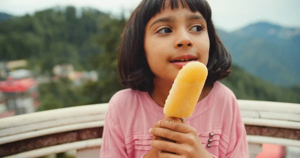 Portret Uroczej Dziewczynki Jedzącej Lody — Zdjęcie stockowe