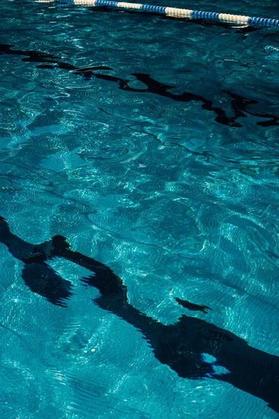 Schwimmbad Mit Reflexionen — Stockfoto