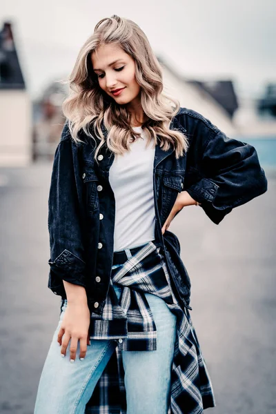 Beautiful Young Woman Stylish Clothes Posing Street — 스톡 사진