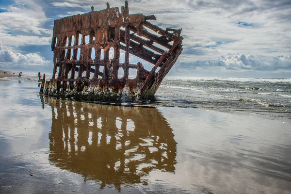 Παλιό Σκουριασμένο Αλιευτικό Σκάφος Στην Παραλία — Φωτογραφία Αρχείου