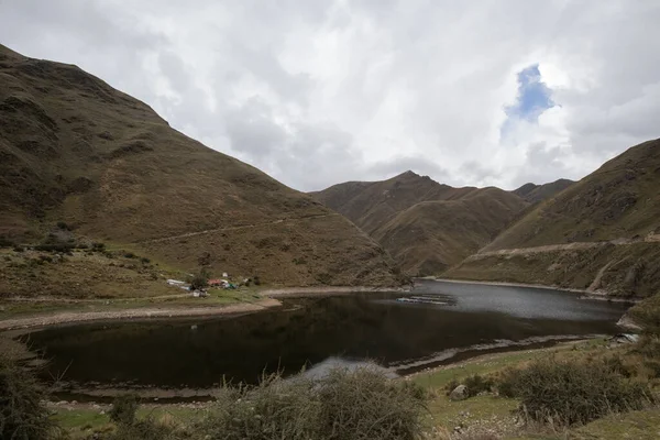 Berglandschaft Mit Fluss Und Bergen — Stockfoto