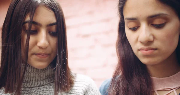 Retrato Duas Jovens Mulheres — Fotografia de Stock