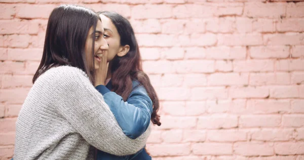 Δύο Νεαρές Γυναίκες Αγκαλιάζονται Και Χαμογελούν Ενώ Στέκονται Κοντά Τοίχο — Φωτογραφία Αρχείου