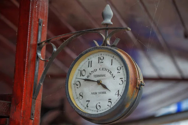 Παλιό Ρολόι Στον Τοίχο — Φωτογραφία Αρχείου