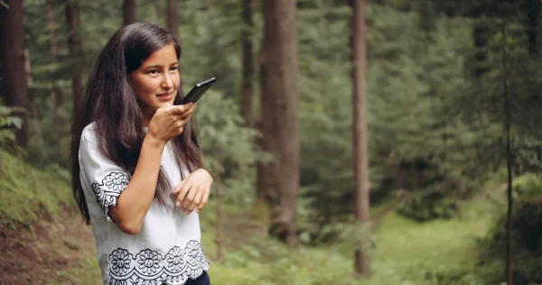 Jeune Femme Avec Sac Dos Téléphone Portable — Photo