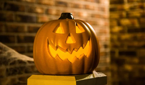Dynia Halloween Rzeźbione Oczy Dynie Drewnianym Tle — Zdjęcie stockowe
