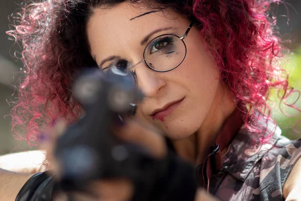 Bella Giovane Donna Con Una Pistola Nella Foresta — Foto Stock