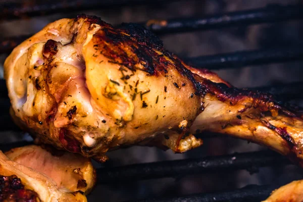 Grillezett Csirkehús Húspörkölt Faszénen Top Kilátás Kemping Ízletes Grill Élelmiszer — Stock Fotó