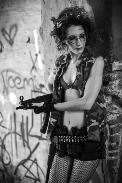 Bella Giovane Donna Con Una Pistola Nella Foresta — Foto Stock
