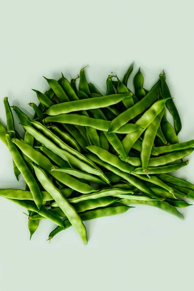 白い背景に新鮮な緑のエンドウ豆 — ストック写真