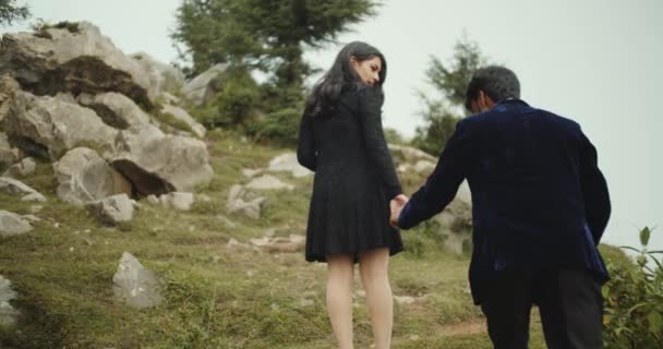 恋爱中的年轻夫妇一起在山上散步 — 图库视频影像
