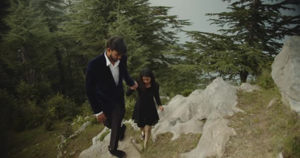 Pareja Joven Amor Pasar Tiempo Juntos Caminando Las Montañas — Vídeo de stock