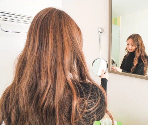 若いです女性とともにヘアドライヤーでバスルーム — ストック写真