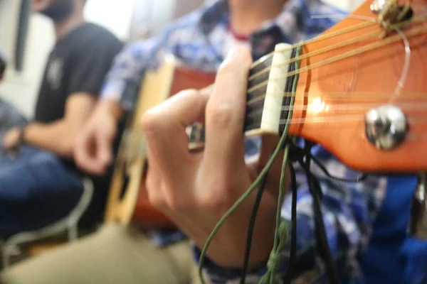 Hombre Tocando Guitarra Sofá — Foto de Stock