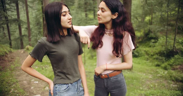 Duas Jovens Mulheres Estão Andando Parque — Fotografia de Stock